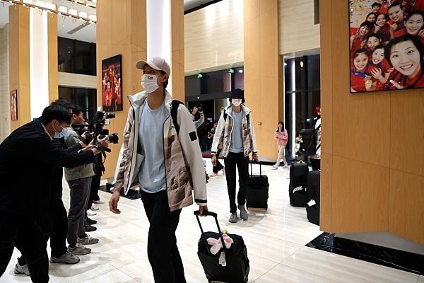 叶辰这时候开口道：你这个做姑姑的，从来没关心过我、没帮助过我也就算了，毕竟人生就是这样，靠山山倒、靠人人跑，人得学会靠自己，但是你不但没帮过我，还来挑拨我跟我老婆之间的关系，你到底是什么居心？。